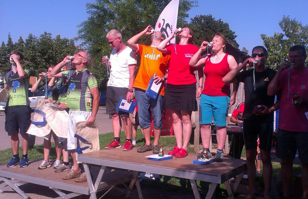 Siegerschnaps für die Staffel-Teilnehmer