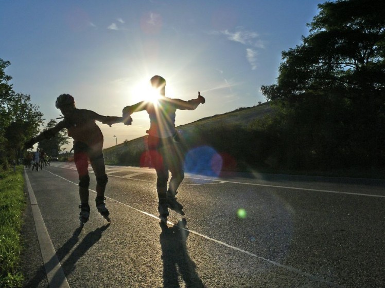 Zwei Skater:innen bei Sonne