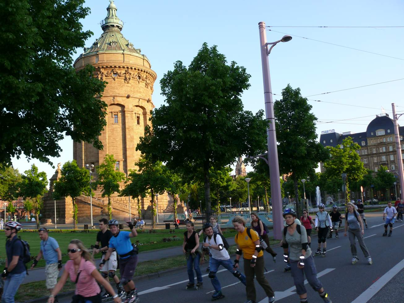 Von 2017 an startet die Skatenight Mannheim jeden zweiten Mittwoch im Sommer vor dem Mannheimer Wasserturm